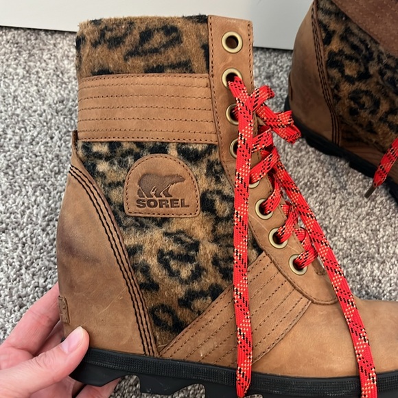Sorel Lexie Faux Fur leopard print lace up boot womens size 8 - Picture 3 of 6